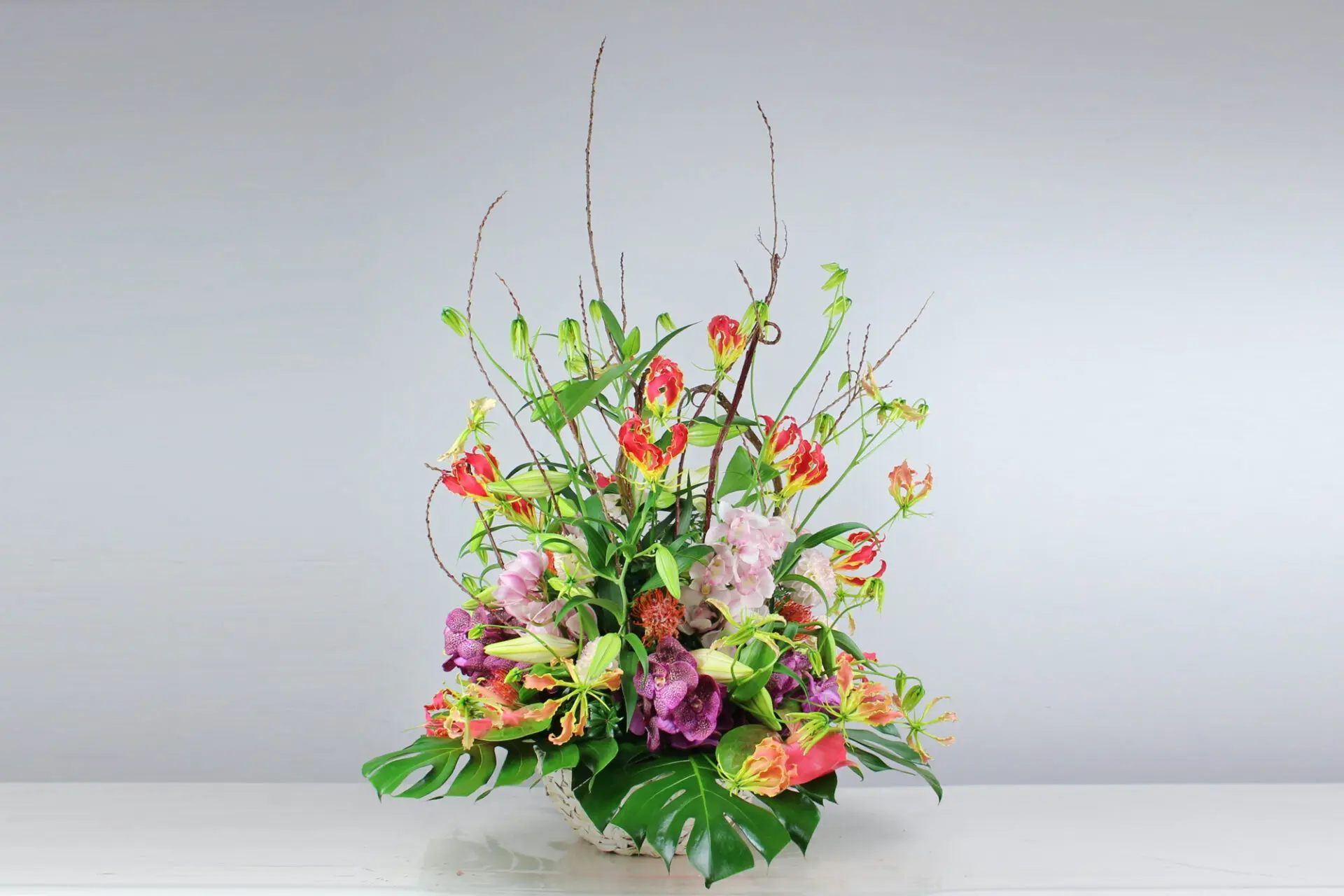 四方見の躍動感を感じられる装花 - 大阪 江坂のフラワースタジオ MORIYA