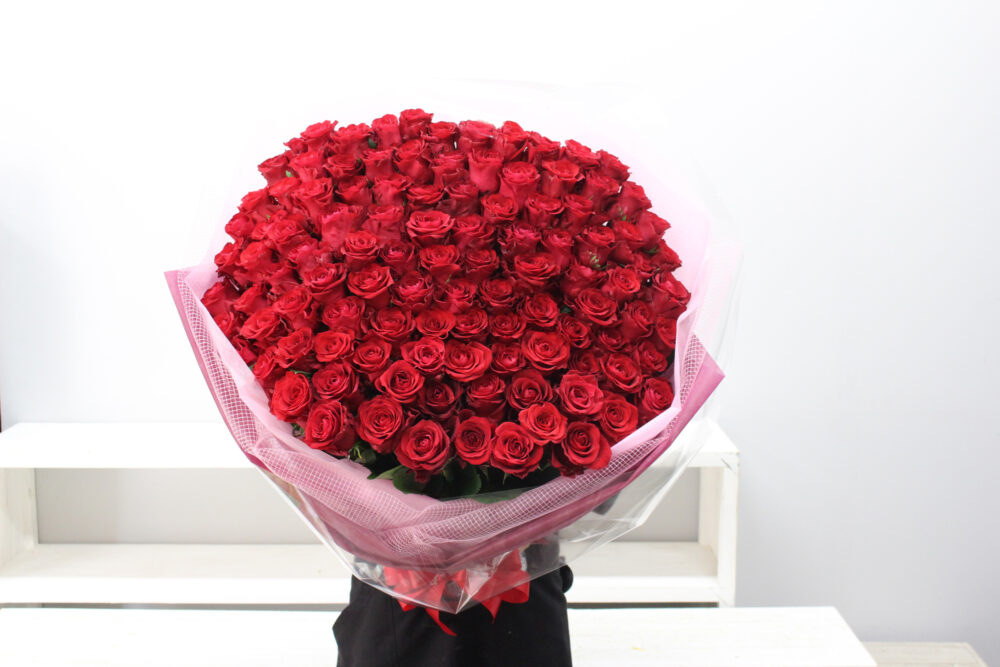 赤いバラ108本の花束