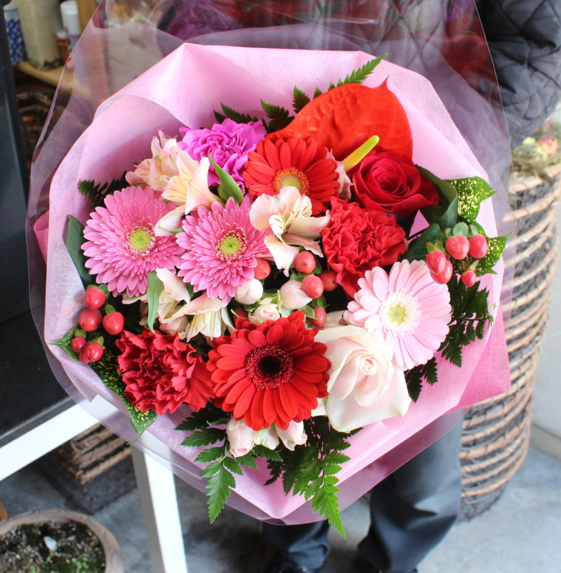 花束に使われている赤い実 その正体はヒペリカム 大阪府吹田市江坂の花屋さんのmoriya