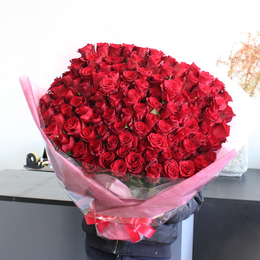 赤バラ108本の花束のご依頼をいただきました 大阪府吹田市江坂の花屋さんのmoriya