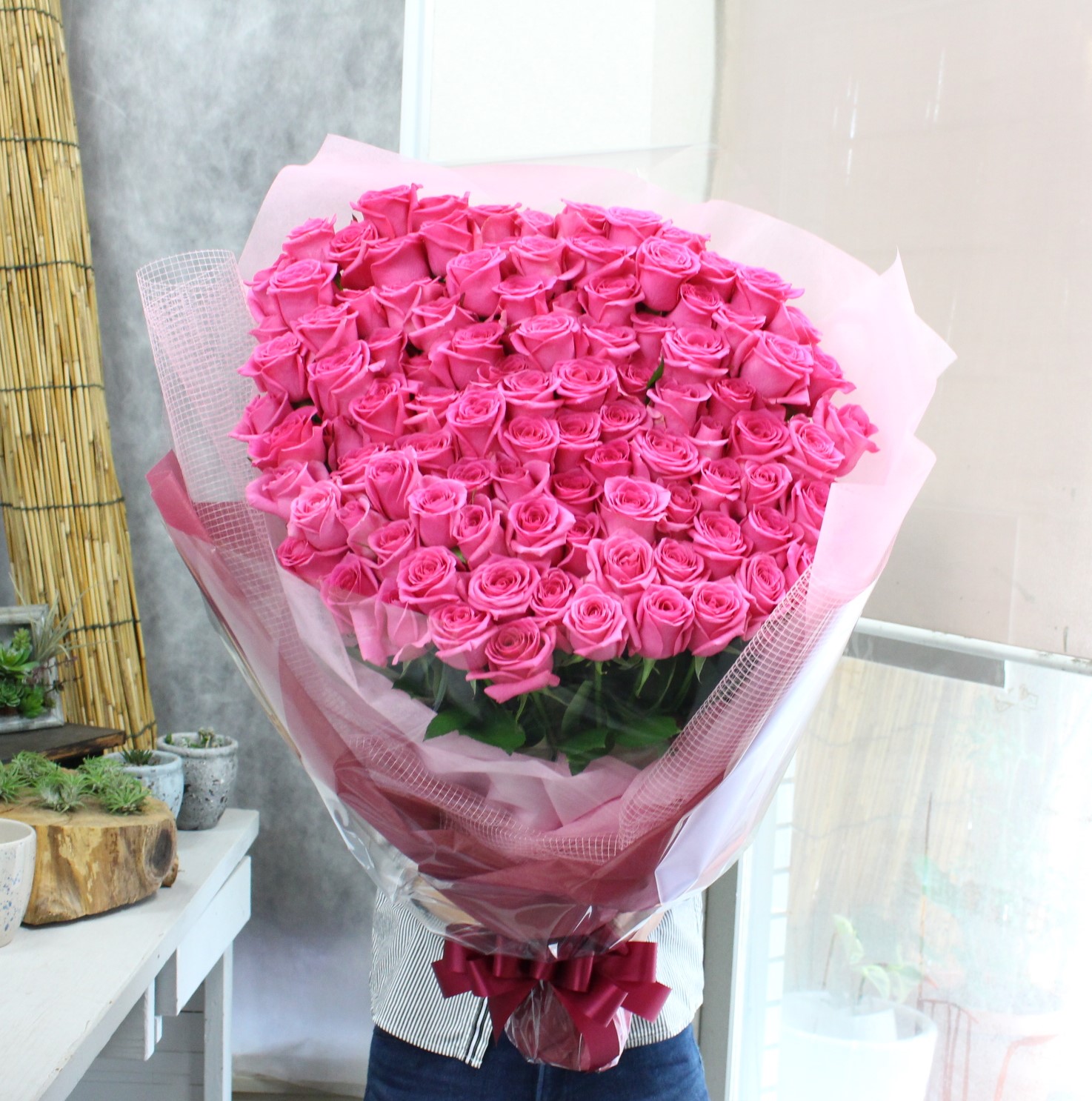 ピンクバラ１００本の花束でロマンチックなプロポーズを演出しよう。 大阪府吹田市江坂の花屋さんのMORIYA