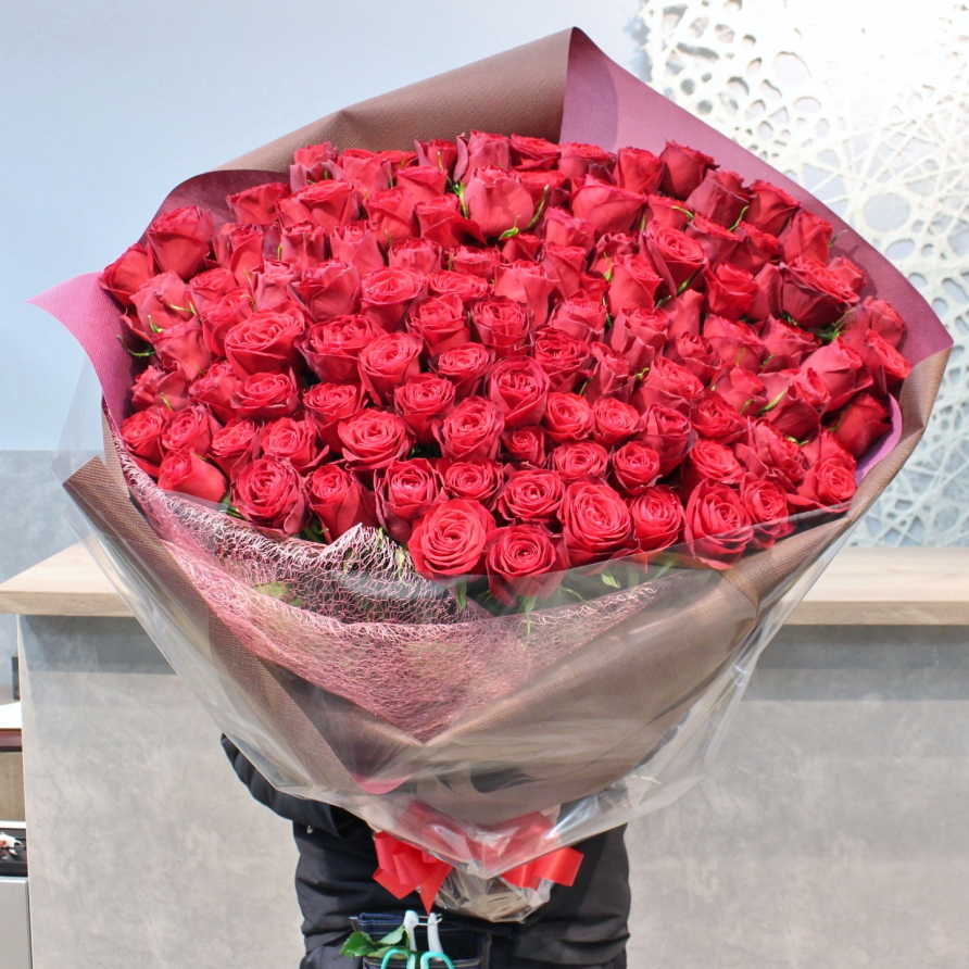 プロポーズの赤いバラ108本の花束